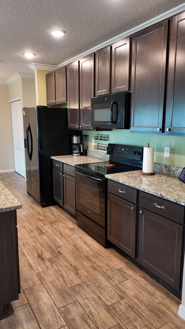 Building Photo - 338 Pinecrest Loop
