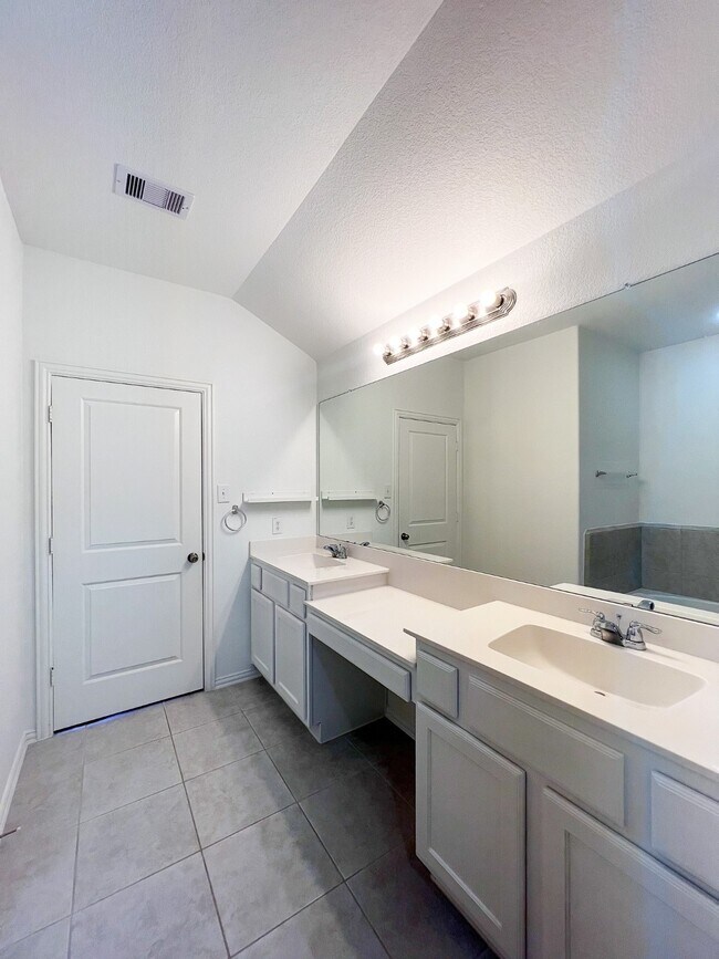 Building Photo - 16018 Cypress Farms Dr