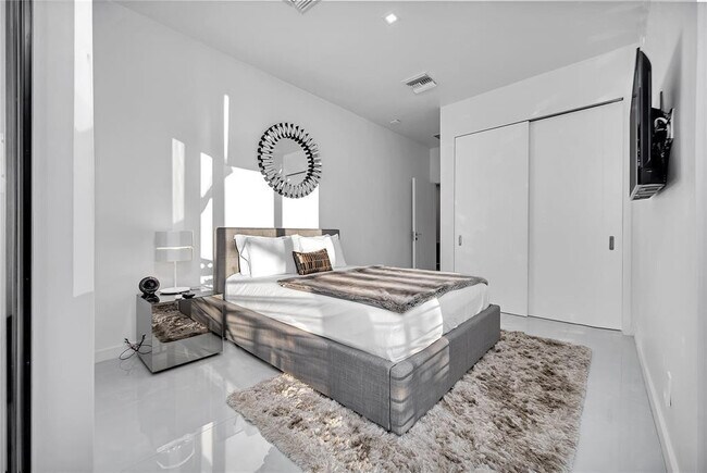 Building Photo - 2516 NE 21st St