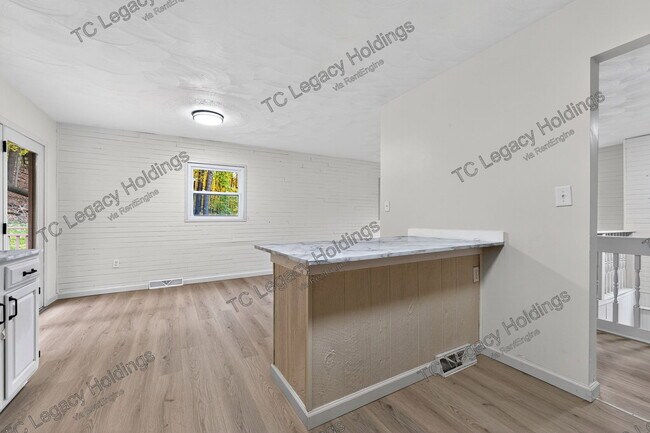 Building Photo - 320 Diamond Ave