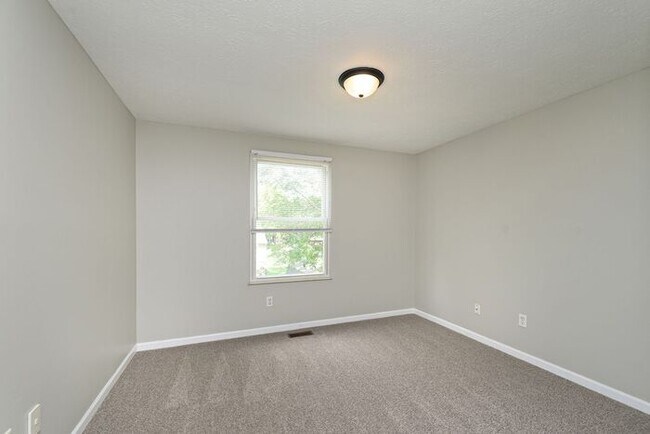 Building Photo - Sweet 4 Bedroom 2.5 Bath Home in Great Fishers Location Within Walking Distance to the Nickel Pla...