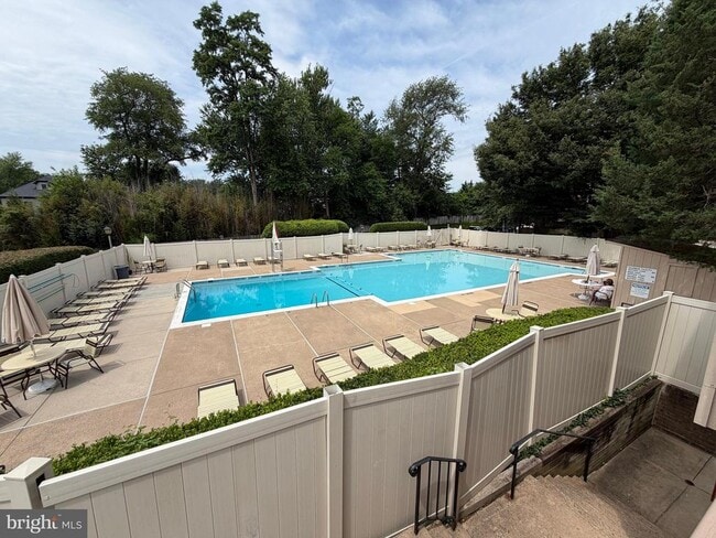 Building Photo - 2480 Glengyle Dr