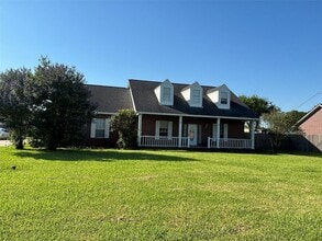 Building Photo - 211 Oaks Grande Dr