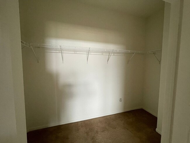 Building Photo - Three Bedroom Two Bathroom Condo in Lake E...