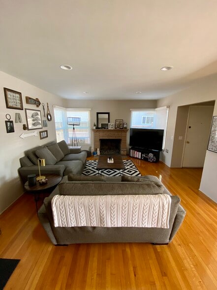 Living room and entrance - 272 Termino Ave