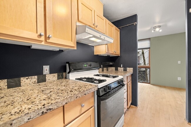 Building Photo - 2 BR 2 BA Townhome in North Tabor- 3 Levels!