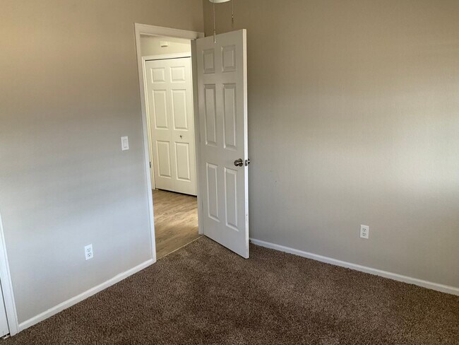 Building Photo - 2850 Leoti Dr