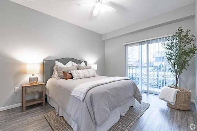 Building Photo - 100 N 5th St