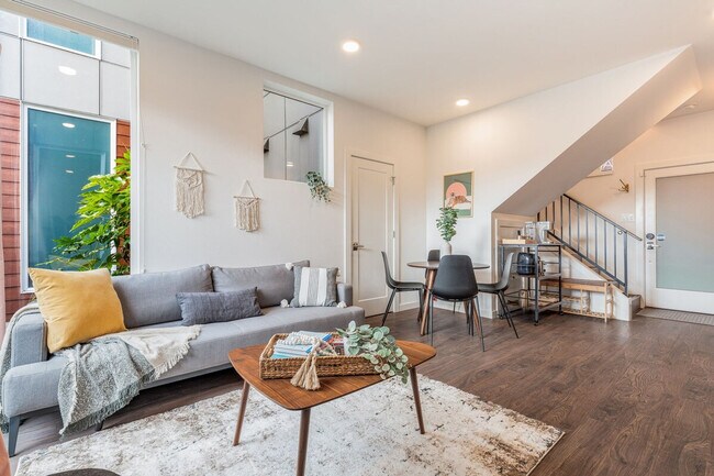 Building Photo - 1112 13th Ave