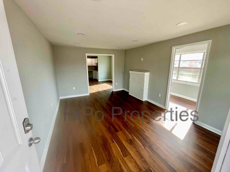 Building Photo - 1747 Center Way S