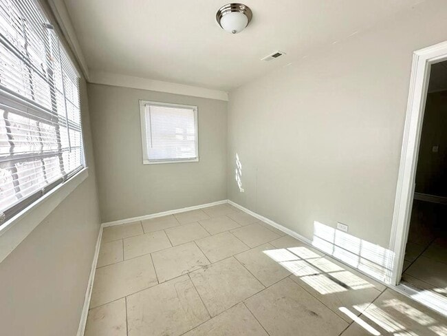 Building Photo - 1827 McLean Rd