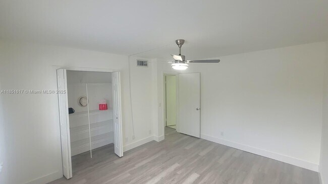 Building Photo - 428 Lakeview Dr