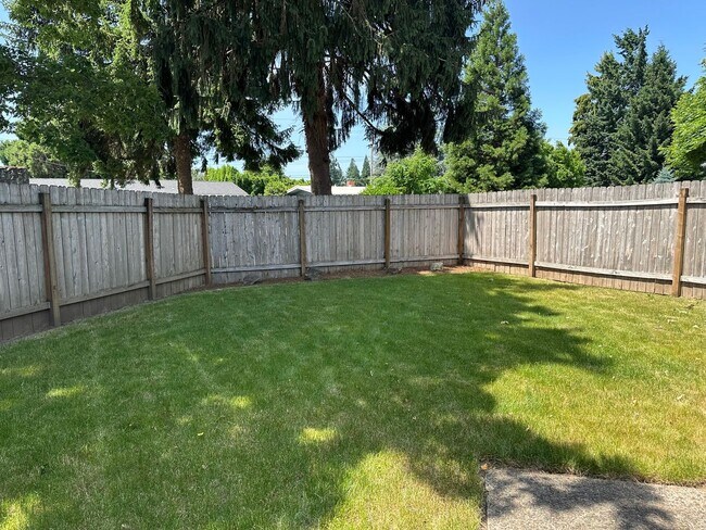 Building Photo - Beautifully updated 2 bedroom 1 bath duplex in a great neighborhood!