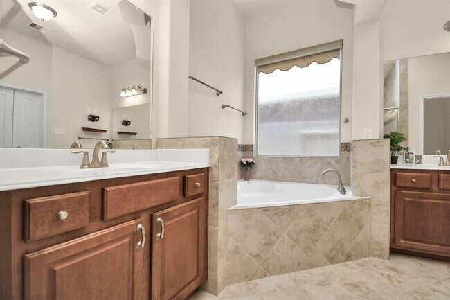 Building Photo - 1122 Boxwood Dr