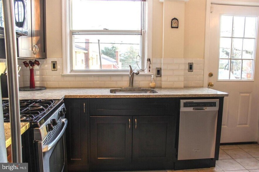 Building Photo - 3616 Kemper Rd