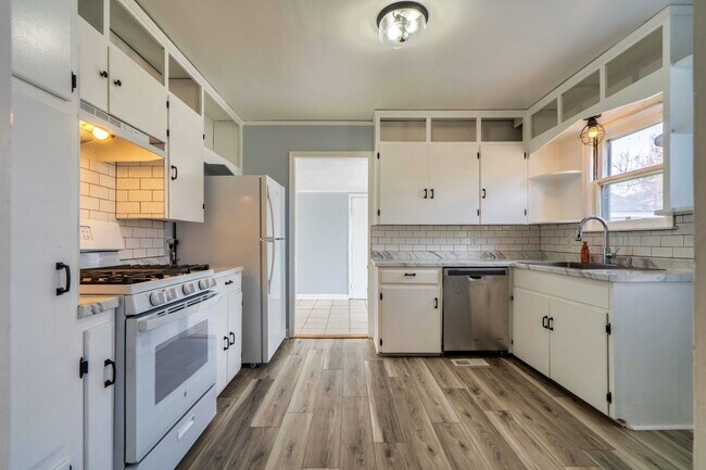 Building Photo - Adorable move in ready bungalow.
