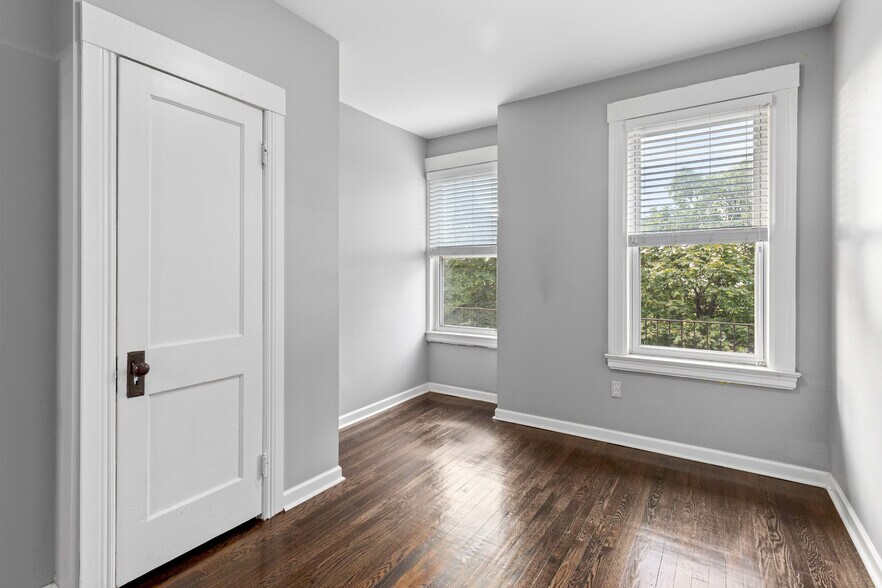 Building Photo - 310 Hendrie St