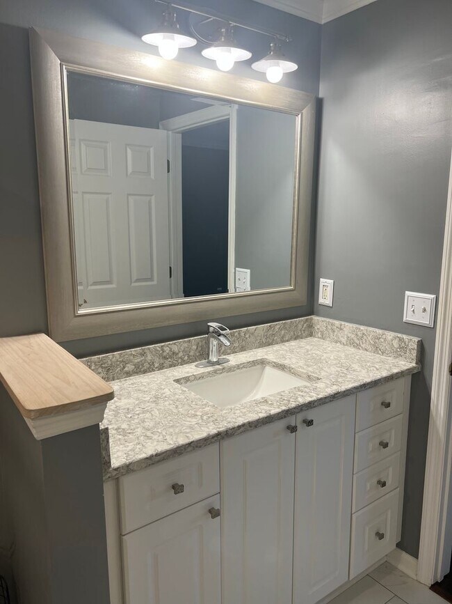 Building Photo - Beautifully Updated Brighton Bay Villa