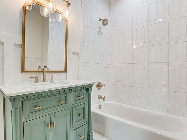 Building Photo - 213 NE 14th St