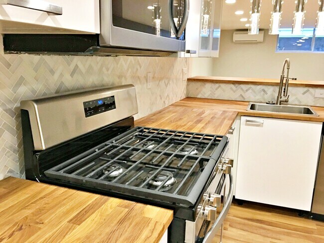 Building Photo - 5404 NE 54th Ave