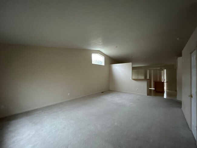 Building Photo - 3 Bedroom / 2 Bathroom Home in NE Madras - PENDING APPLICATION