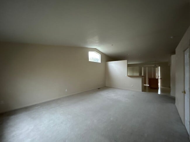 Building Photo - 3 Bedroom / 2 Bathroom Home in NE Madras