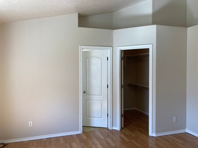 Building Photo - 928 N Middlemist Pl - Awesome Backyard, Go...