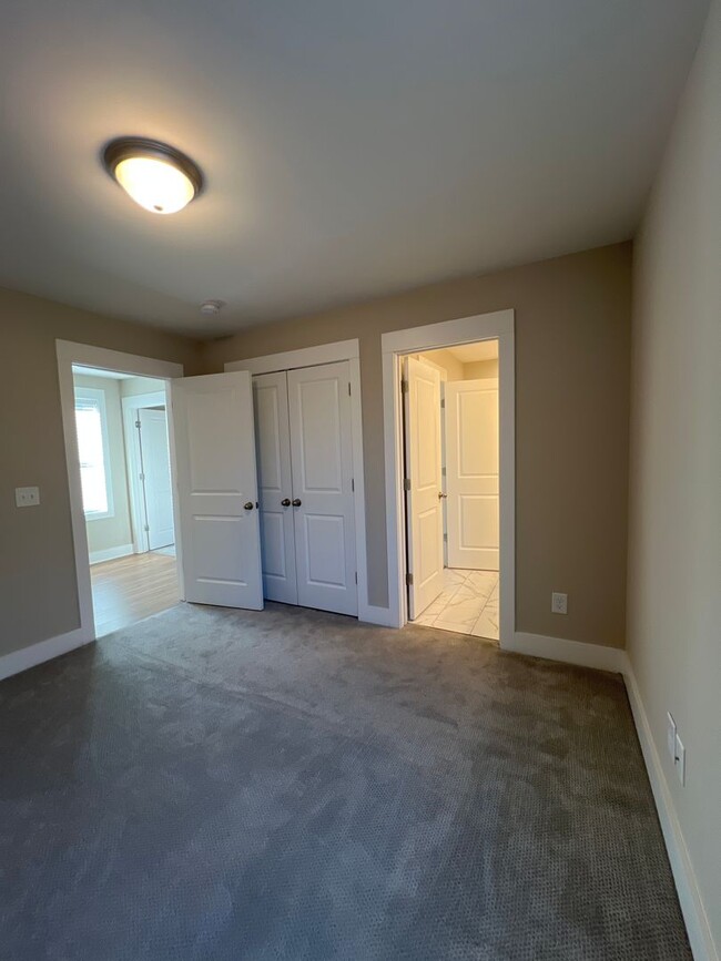 Building Photo - Beautiful Newer Build: Three Bedrooms in t...