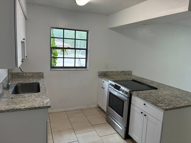 Building Photo - 2-Bedroom Duplex in North Lakeland
