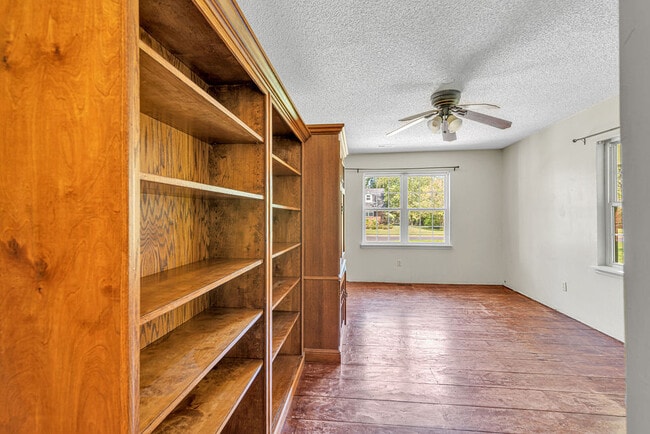 Building Photo - 707 Christine Ave