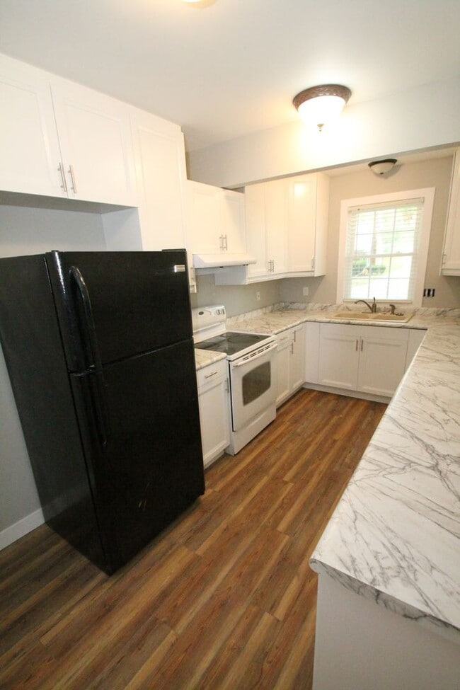 Building Photo - This 4br, 2bth home is for someone who wants way more than they pay for. SO Nice!