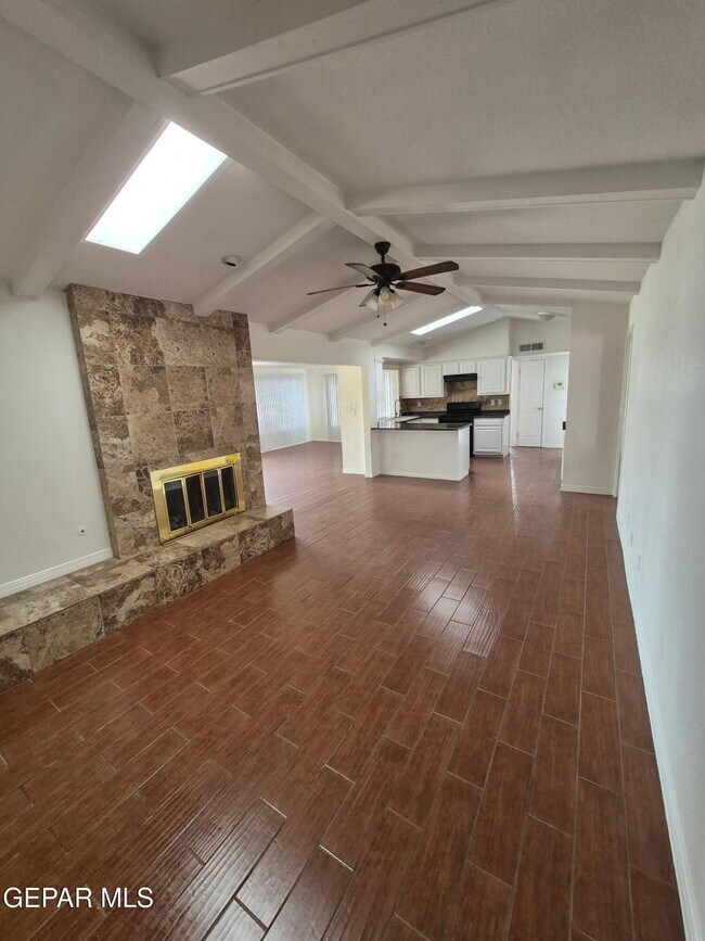 Building Photo - 6644 Mariposa Dr