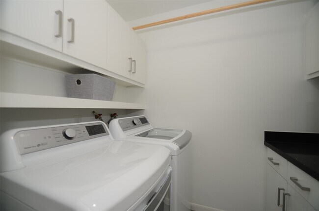 Building Photo - 5524 Beverly Hill St