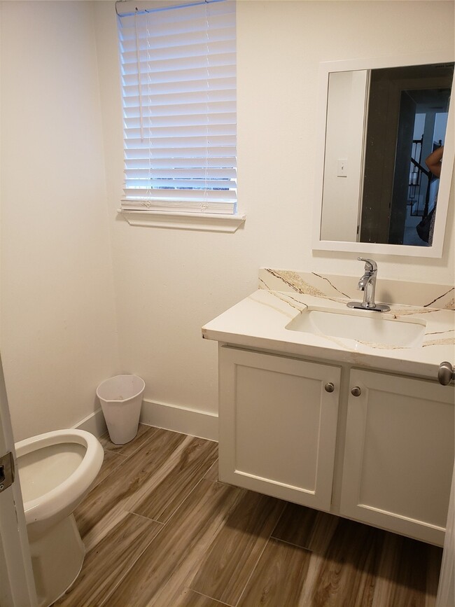 Building Photo - 3922 Green Crest Dr