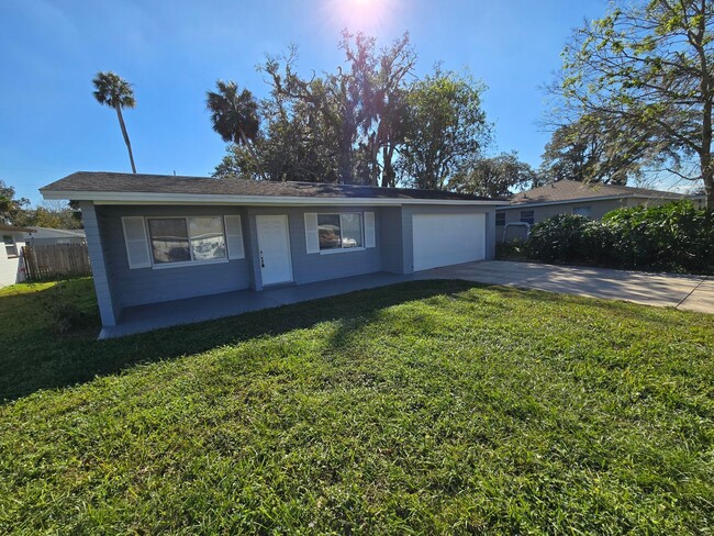 Building Photo - Available For IMMEDIATE Move-In! Remodeled...