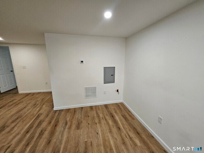 Building Photo - 410 Main St