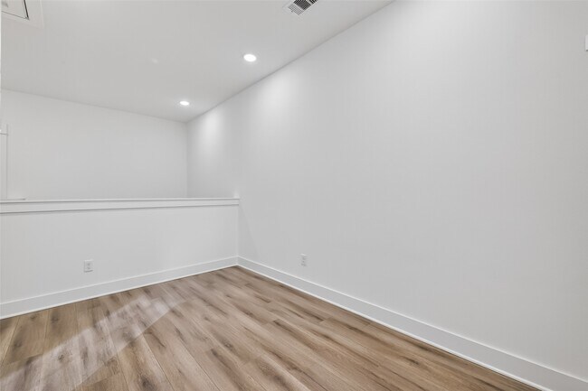 Building Photo - 314 Neyland St