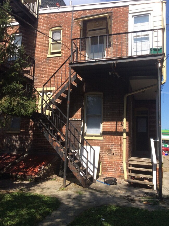 Building Photo - 1-2 Bedroom, 1st Floor, Yard, Laundry Option, West York SD