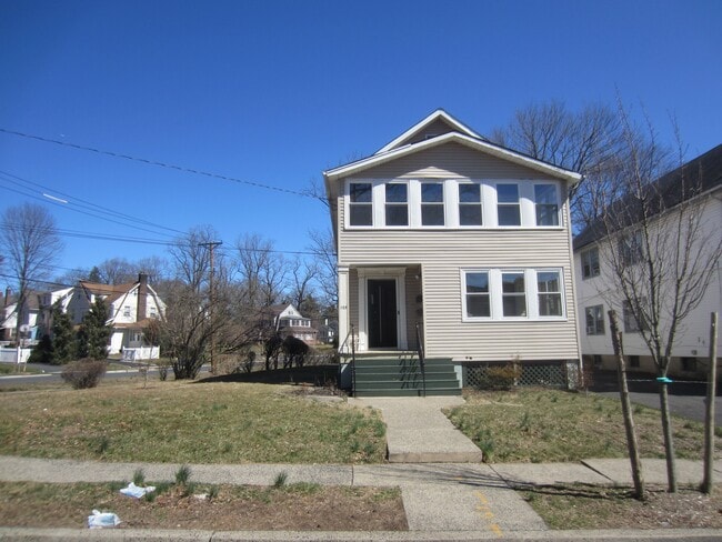 Building Photo - 133 Willowdale Ave