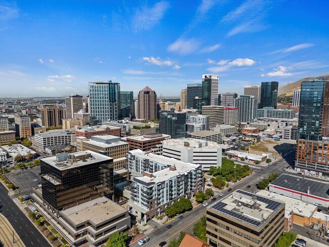 Building Photo - Beautiful Downtown Apartment!