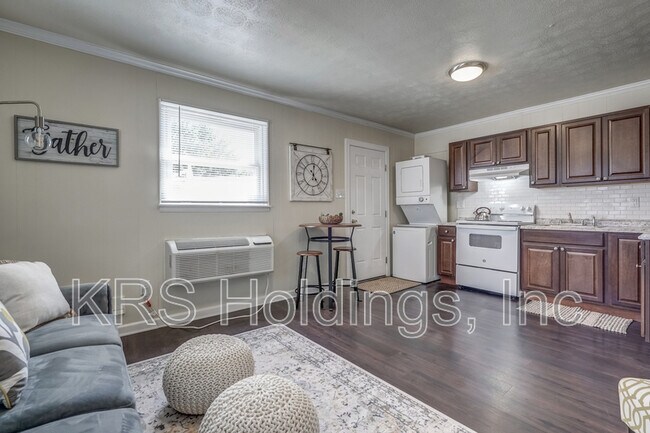 Building Photo - 3147 Parkdale Rd