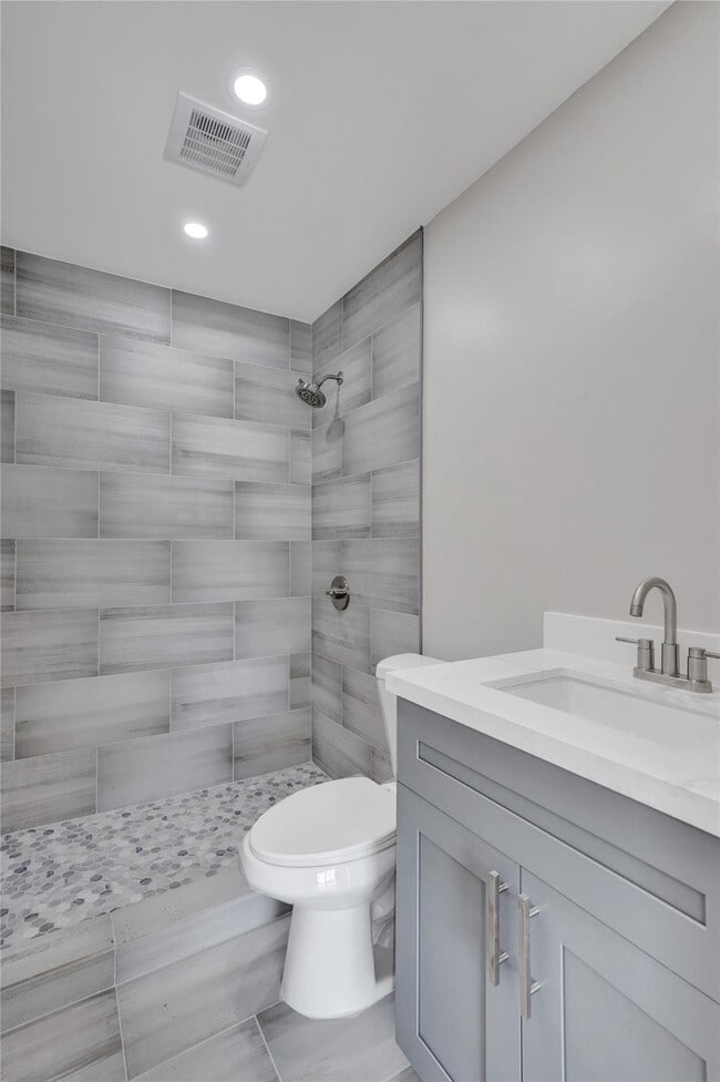 Building Photo - 2614 W 65th St