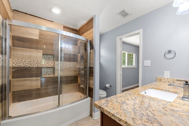 Building Photo - 1103 Manatee Ln