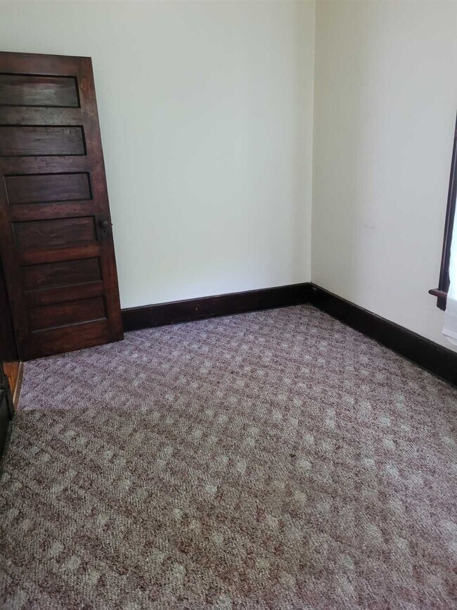 Building Photo - 2 State St