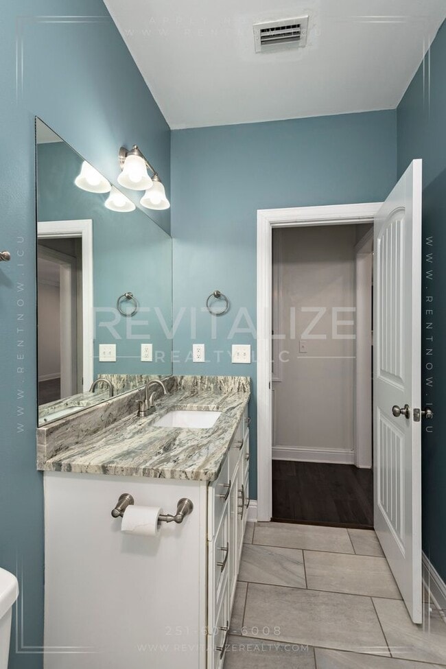 Building Photo - Modern Comfort Meets Luxury Living in Mobile