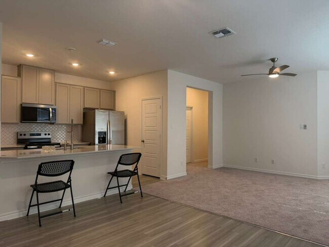 Building Photo - Move-In Ready 3 Bedroom + Flex Room in Prime 78245 Location