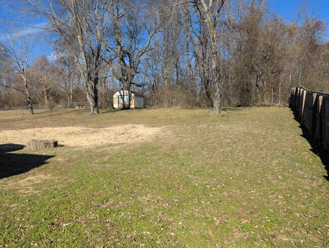 Building Photo - Lakeside Woods Estate Living In the Heart ...