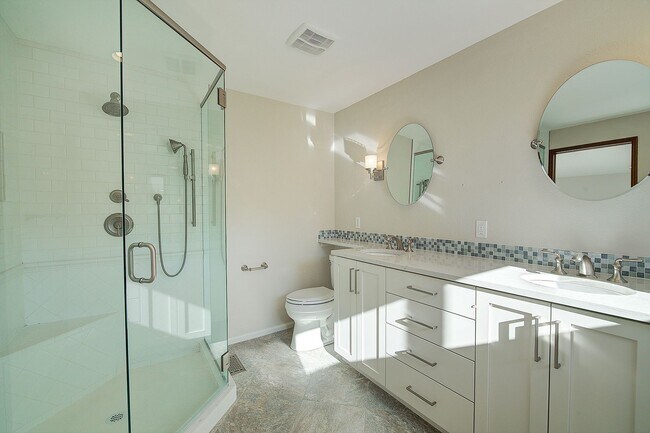 Building Photo - 4Bd/2.5Ba Renton House