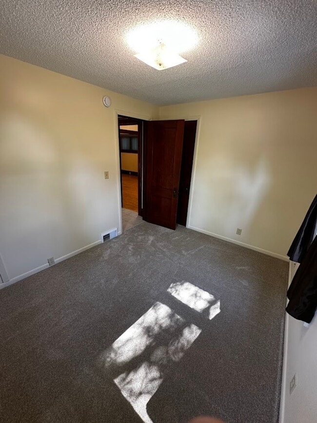 Building Photo - 3 Bedroom, 1 Bathroom Single Family Home - Staples