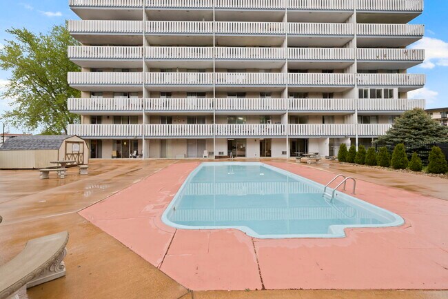 Building Photo - 900 Saturn Dr